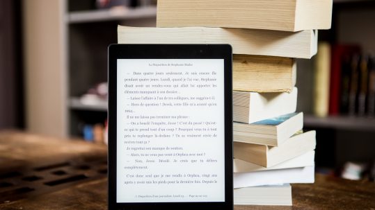 Stapel boeken en E-reader